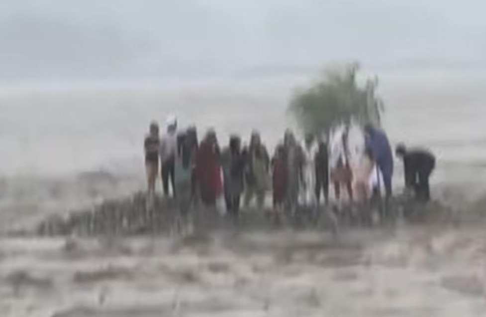 warga-di-pakistan-terjebak-banjir-bandang