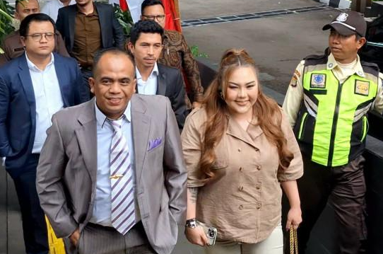 lisa-mariana-senyum-senyum-setelah-diperiksa-kpk