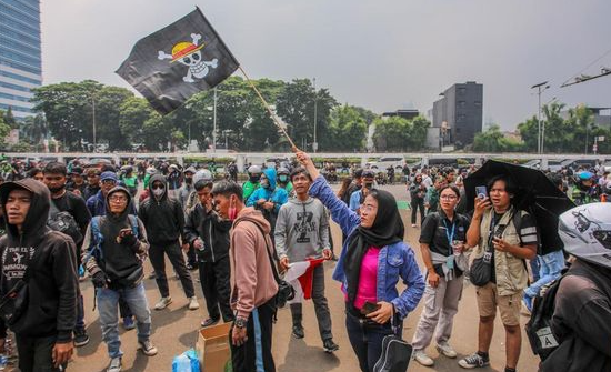 Momen Kocak Demo, Mobil Tahu Bulat Kejebak di Antara Massa