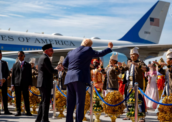 Trump Joget Saat Disambut Anwar Ibrahim di Malaysia