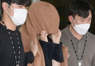 Wanita Selandia Baru Membawa Anak Didalam Koper