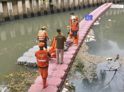 Jasad Pria Tanpa Identitas Ngambang di kali Cideng Jakpus